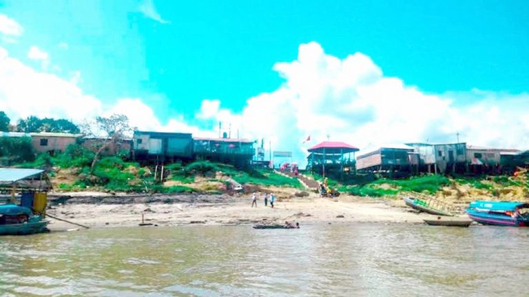 Vivienda colapsa por desbarrancamiento del río Amazonas en Barrio Florido de Punchana