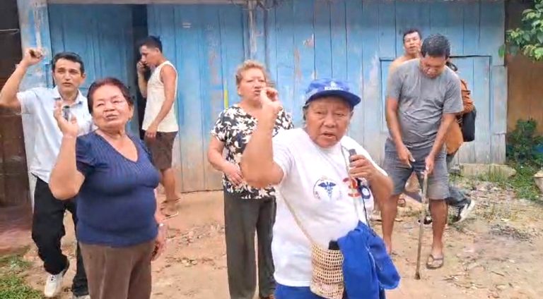 Vecinos del A.H. Simón Bolívar protestan y exigen mejora urgente de sus calles