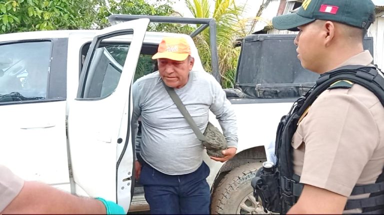 Policía resguarda a conductor de tractor