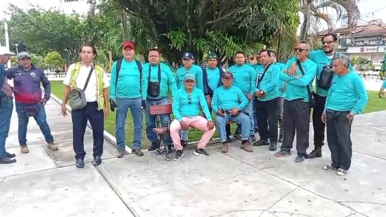 Mototaxistas protestan en la plaza 28 de Julio