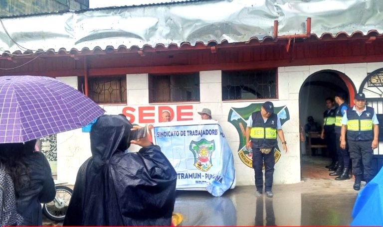 Trabajadores municipales de Punchana protestan por beneficios adeudados