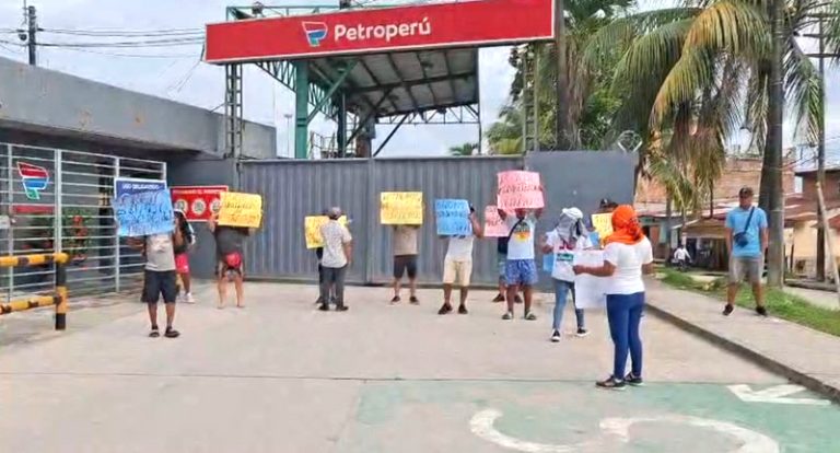 Ciudadanos protestan en Punchana ante presunta privatización de Petroperú