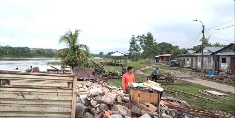 Erosión del río Ucayali obliga a más de 100 familias a desarmar sus viviendas en Tiruntán