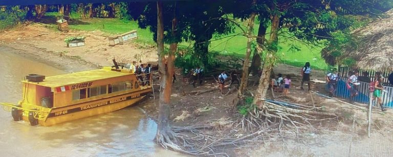 Estudiantes de la Amazonía llegaron a la escuela en embarcaciones de la iniciativa rutas fluviales del Minedu