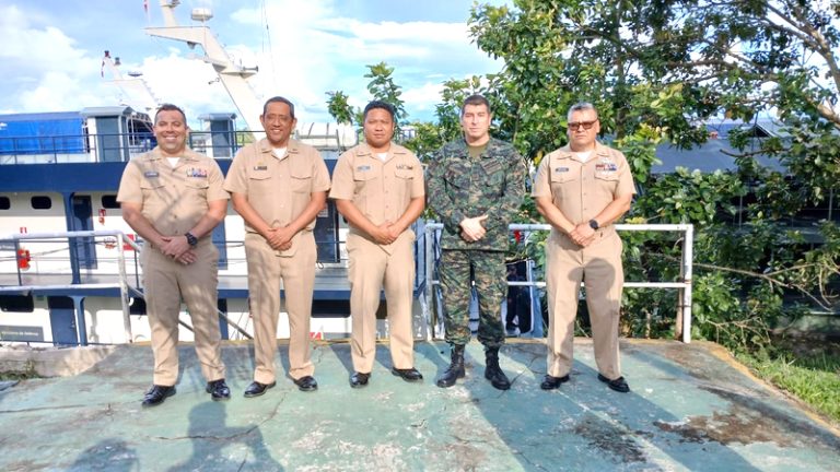 Delegación del NAMRU-SOUTH visita Iquitos y refuerza cooperación científica con la Marina de Guerra