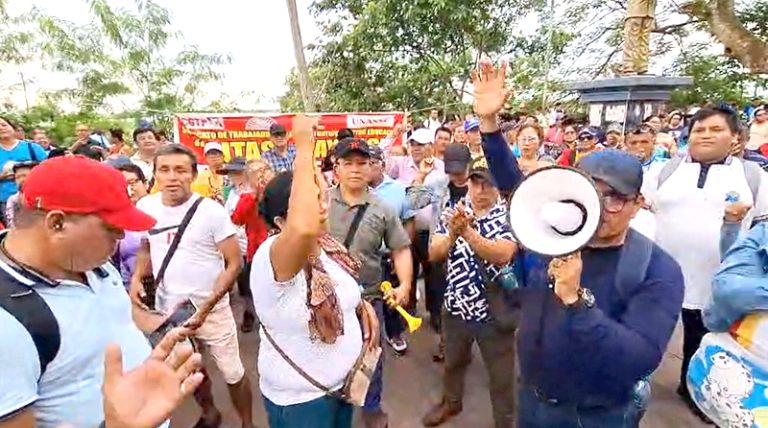 Trabajadores administrativos protestan frente a la DREL por pagos pendientes