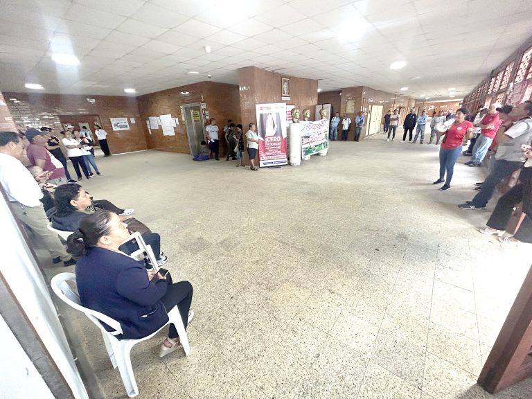 “Acá hay proveedores que hicieron un mal trabajo, pero los premian con más trabajos”