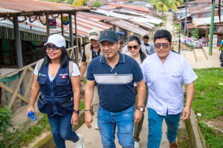 Gobernador regional entregó silla de ruedas a joven con artritis reumatoidea juvenil en Padre Cocha