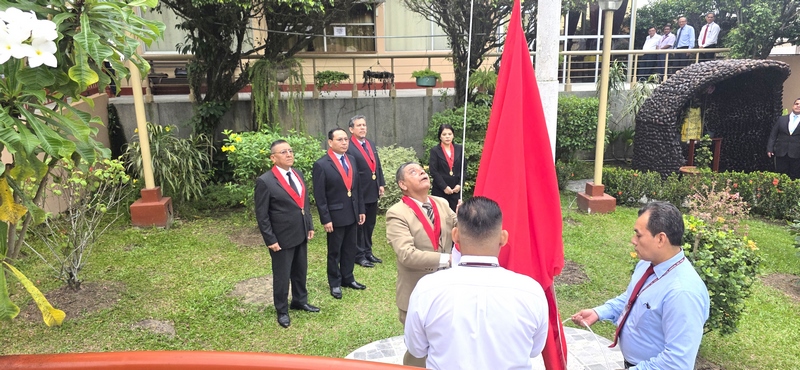 Corte de Loreto continúa reafirmando su compromiso patriótico con el tradicional izamiento del Pabellón Nacional