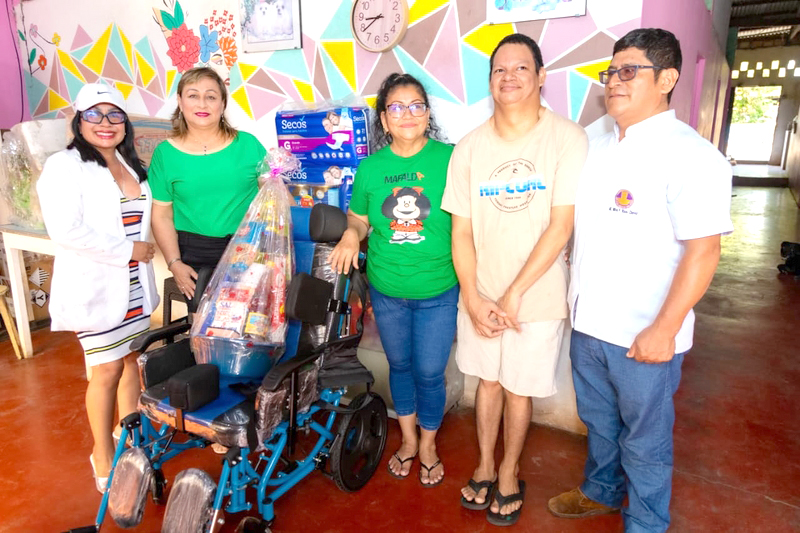 René Chávez continúa entregando más sillas de ruedas y apoyos
